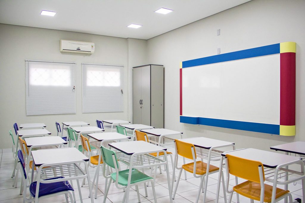 Sala de aula com lousa branca da MOVPLAN S.E. no Colégio Evangélico Sala de aula com lousa branca da MOVPLAN S.E. no Colégio Evangélico