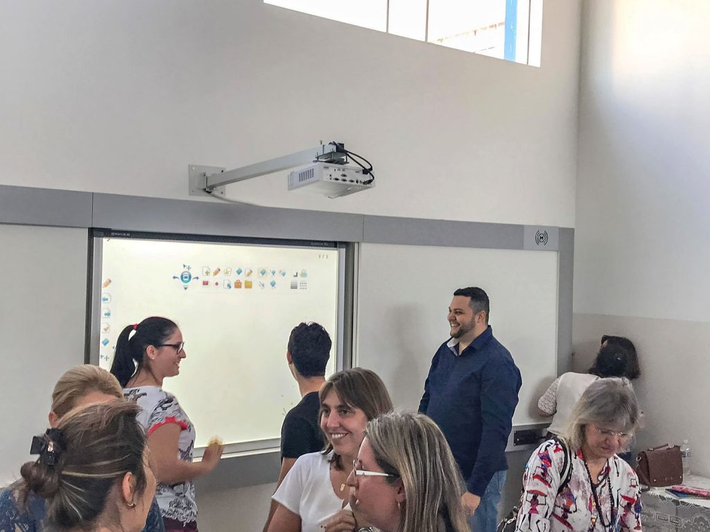 lousa digital Colégio Educare Itápolis