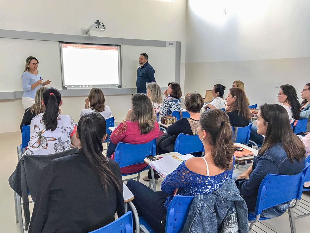 lousa digital Colégio Educare Itápolis