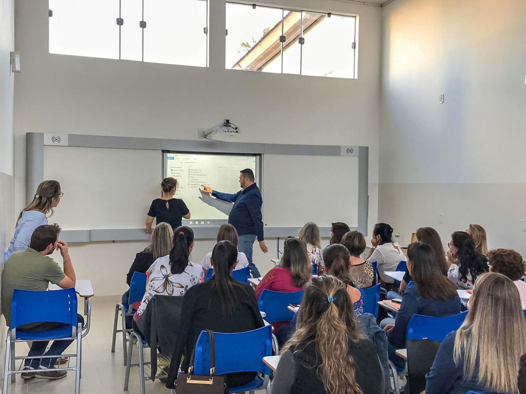 lousa digital Colégio Educare Itápolis