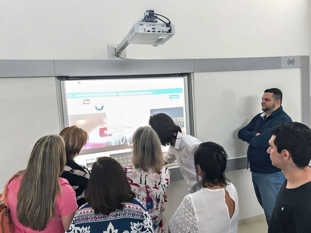 lousa digital Colégio Educare Itápolis