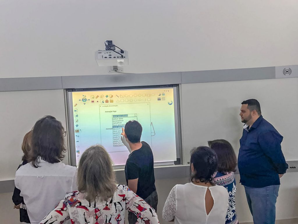 lousa digital Colégio Educare Itápolis