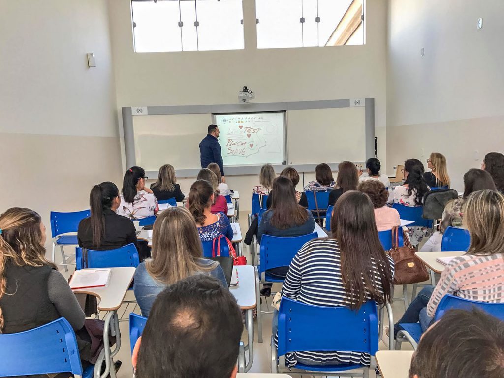 lousa digital Colégio Educare Itápolis