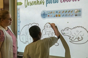 aluno-lousa-digital-300x200