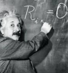 Albert Einstein escrevendo na lousa