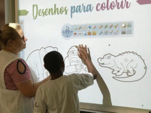 professor e aluno na lousa digital