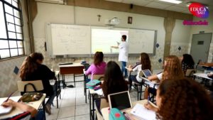 Tecnologia pode aproximar a rotina, em sala de aula, àquilo com que os alunos já estão acostumados na vida real — Foto: Colégio Salesiano/Divulgação
