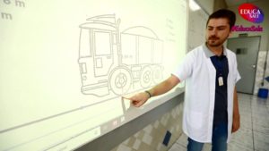 Professor do Salesiano Sorocaba utiliza lousa digital em sala de aula — Foto: Colégio Salesiano/Divulgação