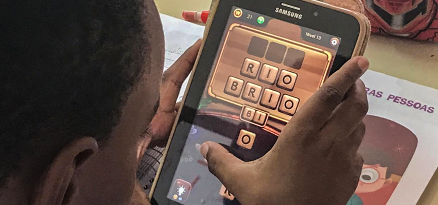 Aluno-interagindo-tablet