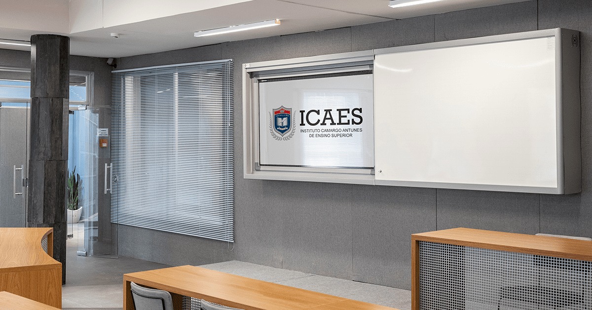 Lousa Digital interativa MOVPLAN SE, que integra superfície digital e convencional num só produto