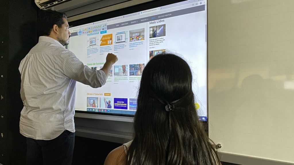 MOVPLAN-educacao-profissional-e-tecnologica-Lousa-Retrátil-Touchled-aula