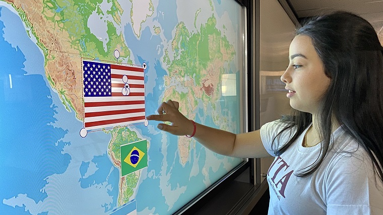 movplan-lousa-retratil-touchled-sala-de-aula-moderna