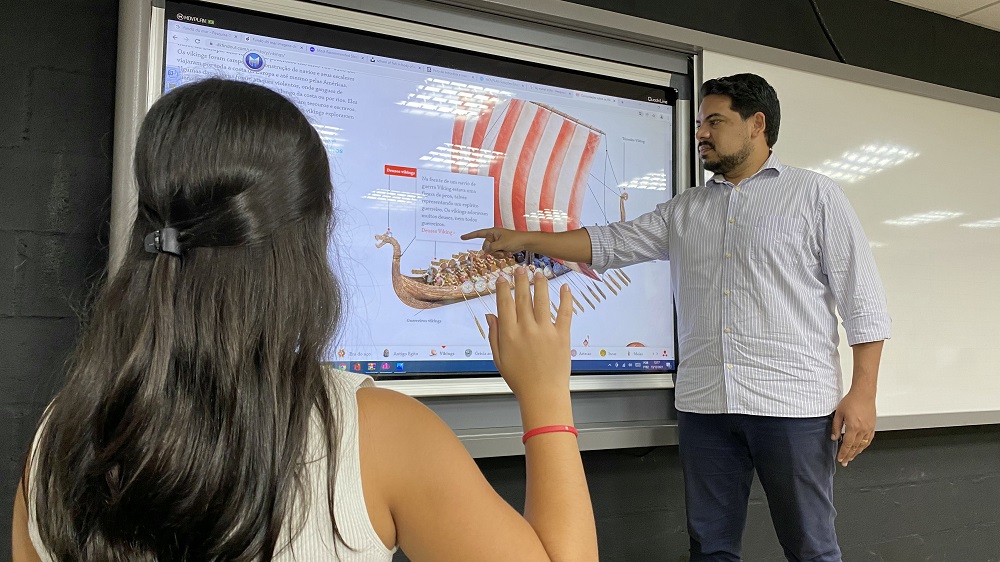 MOVPLAN_Educação Híbrida_Lousa Retrátil Touchledv