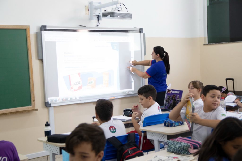 Sistema híbrido de ensino