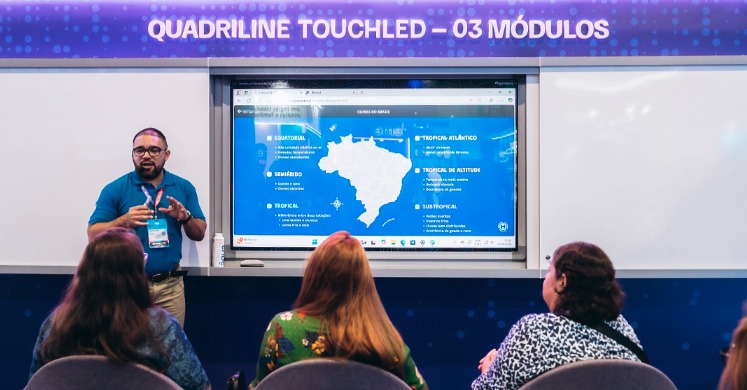 Professor Sheldon, da MOVPLAN, durante apresentação na BETT 2025.