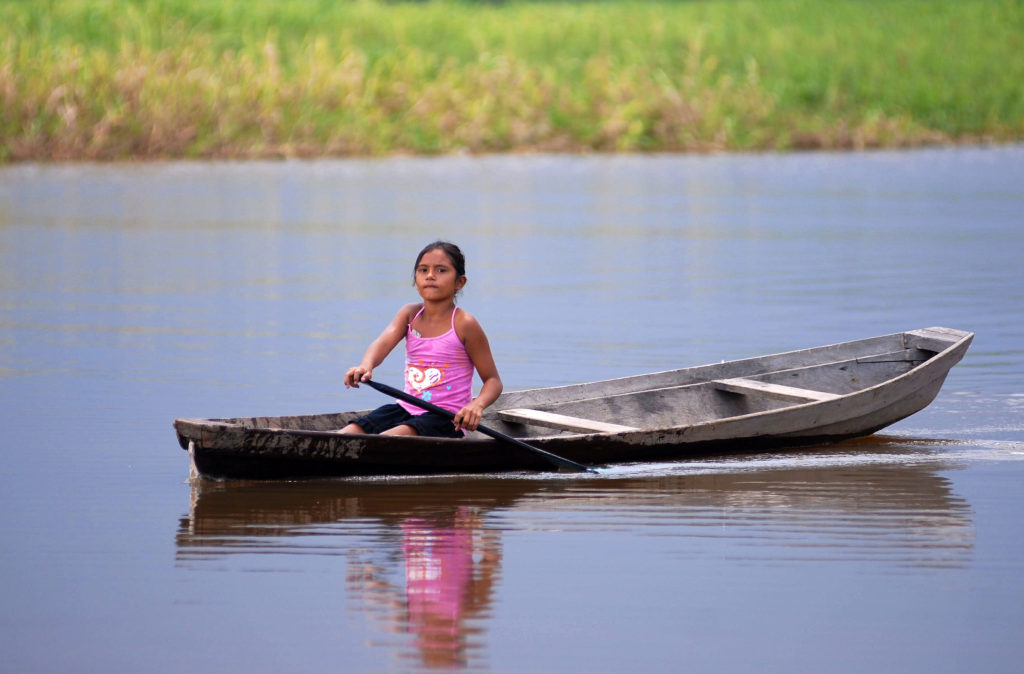 Menina de comunidade ribeirinha